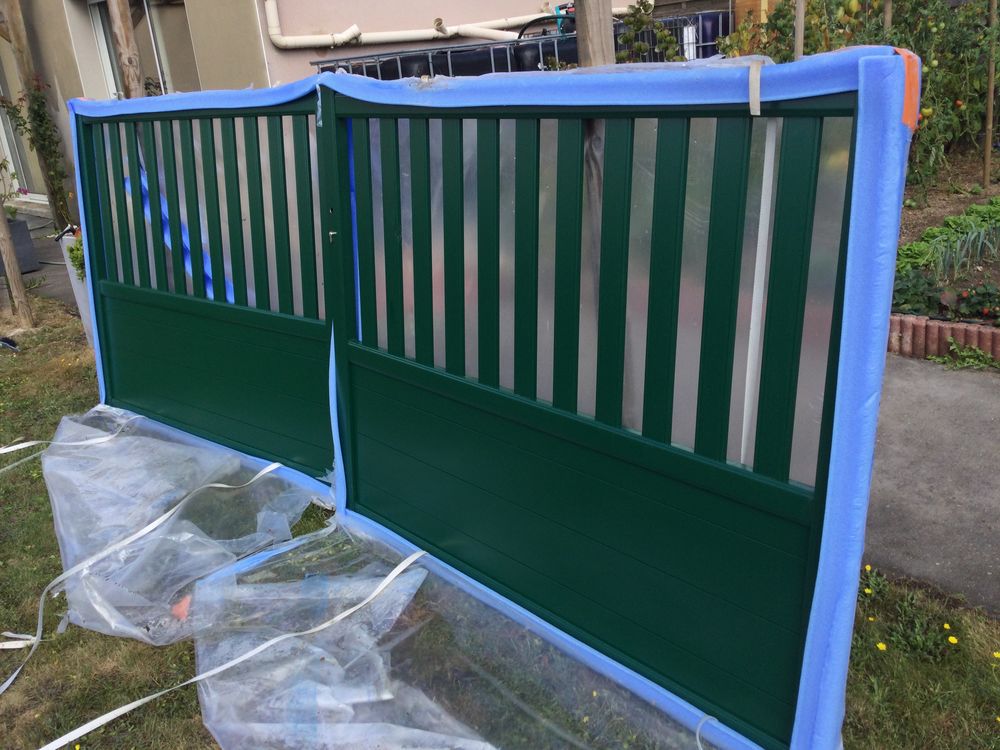 Tr&egrave;s beau portail alu ral 6005 Jardin