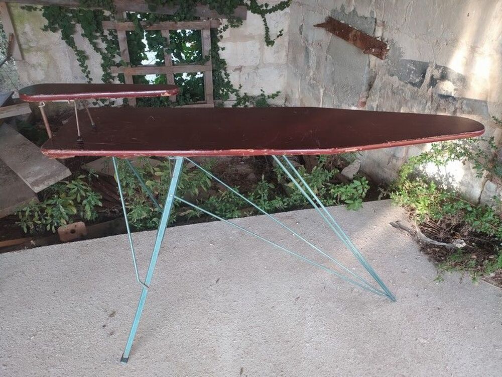 Table &agrave; Repasser Vintage Marque Libellule ann&eacute;es 60
Meubles