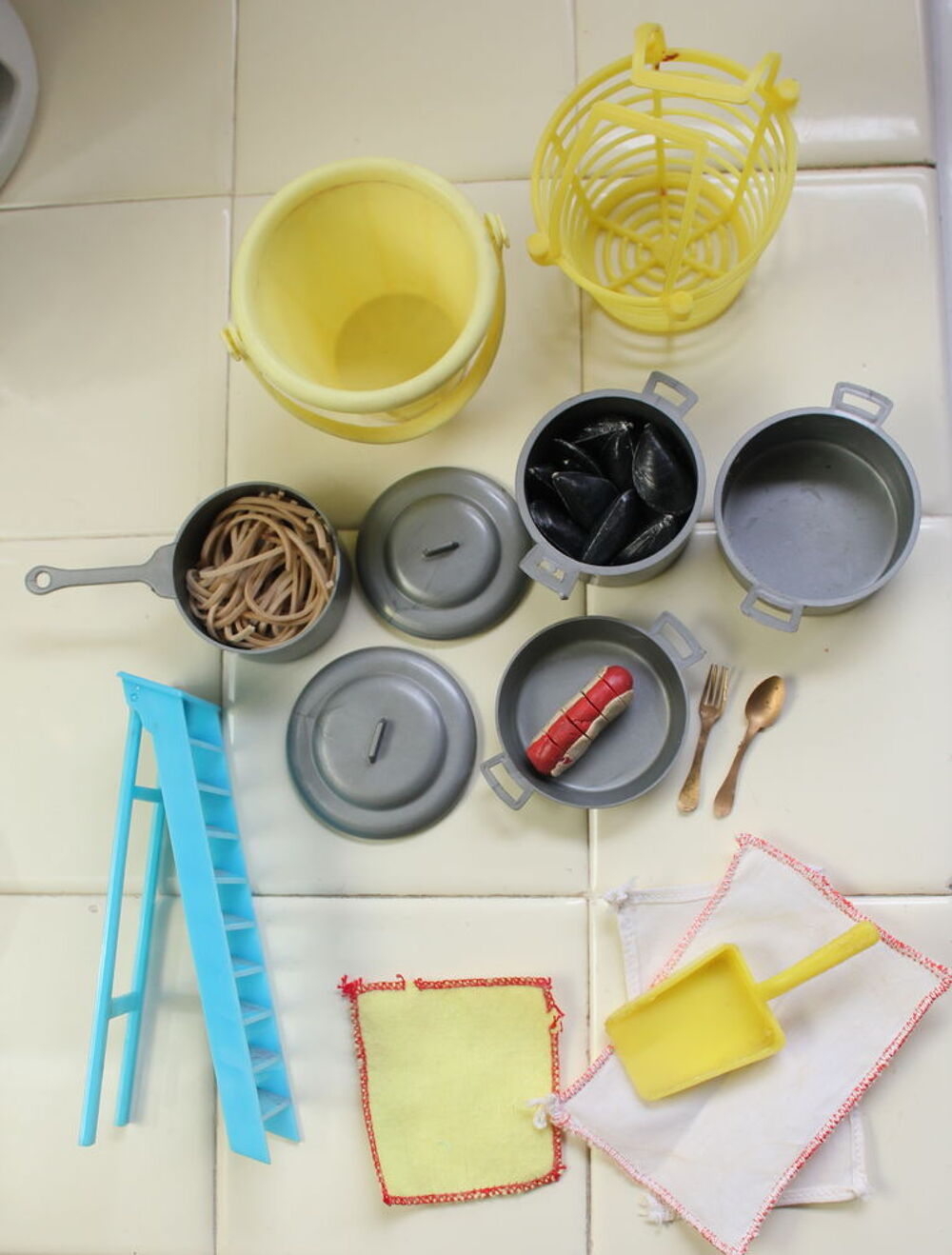 Cuisine int&eacute;gr&eacute;e tole et plastique jouet ancien 1960 Jeux / jouets