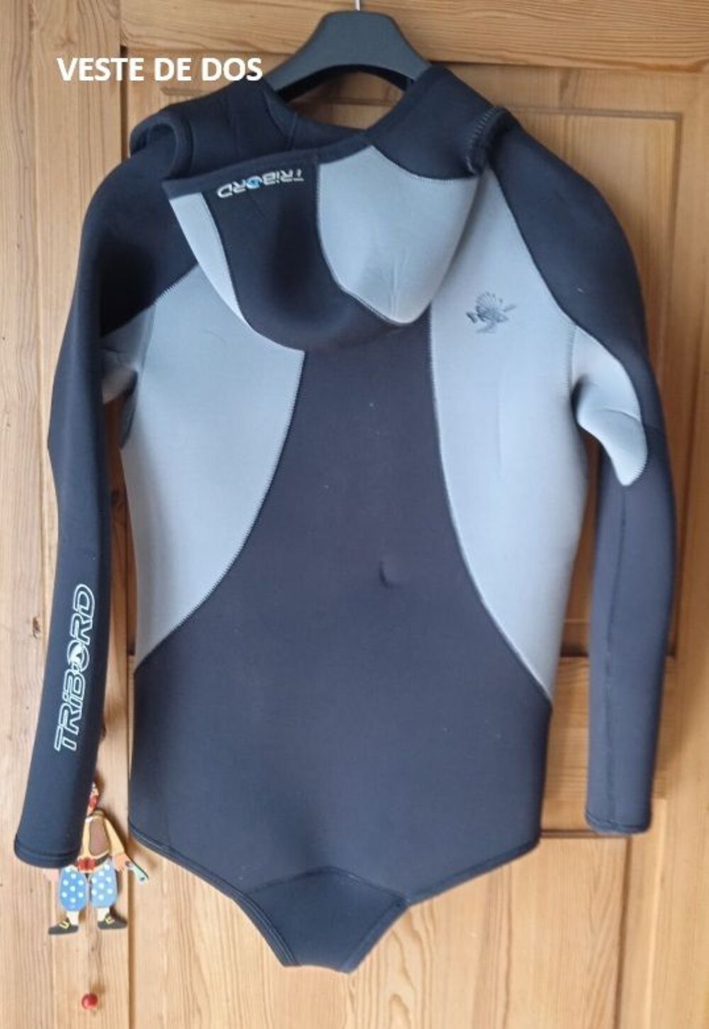 Tenue de plong&eacute;e 2 pi&egrave;ces veste zipp&eacute;e. 
Sports