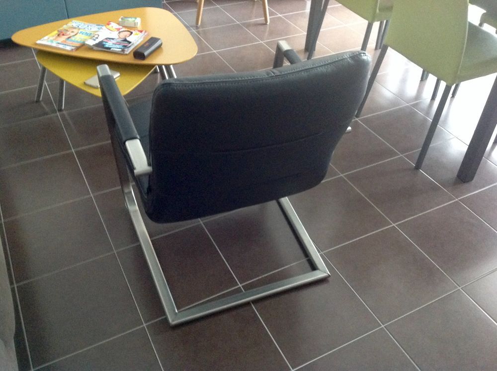 fauteuil de salon en cuir noir de marque H&amp;H
Meubles
