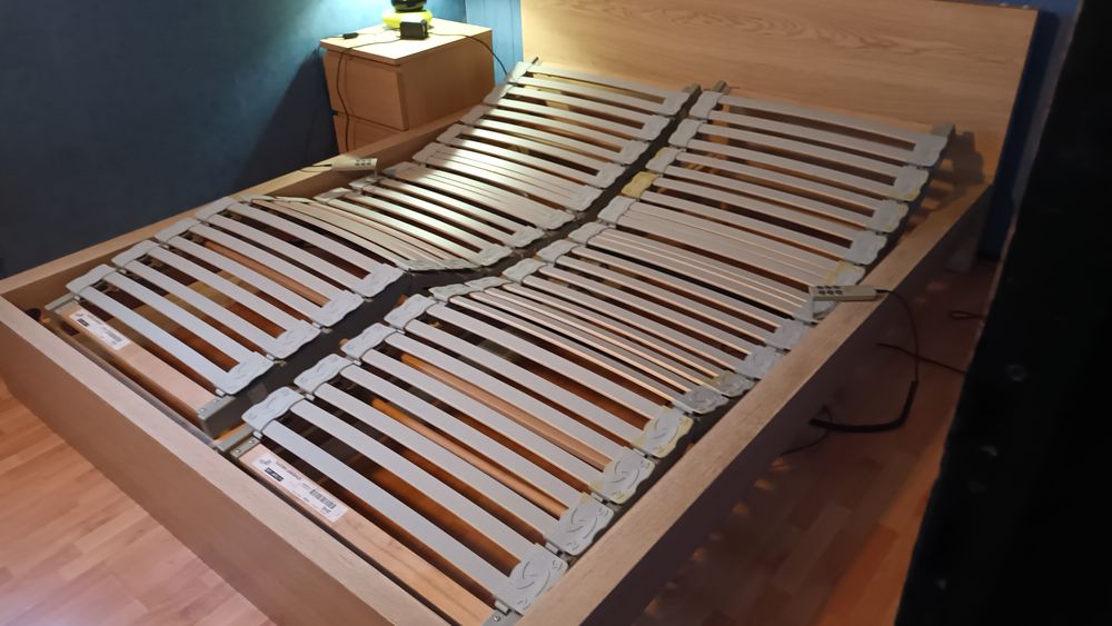 Lit malm ikea 160x200 avec 2 sommiers &eacute;lectriques 80x200 . Meubles