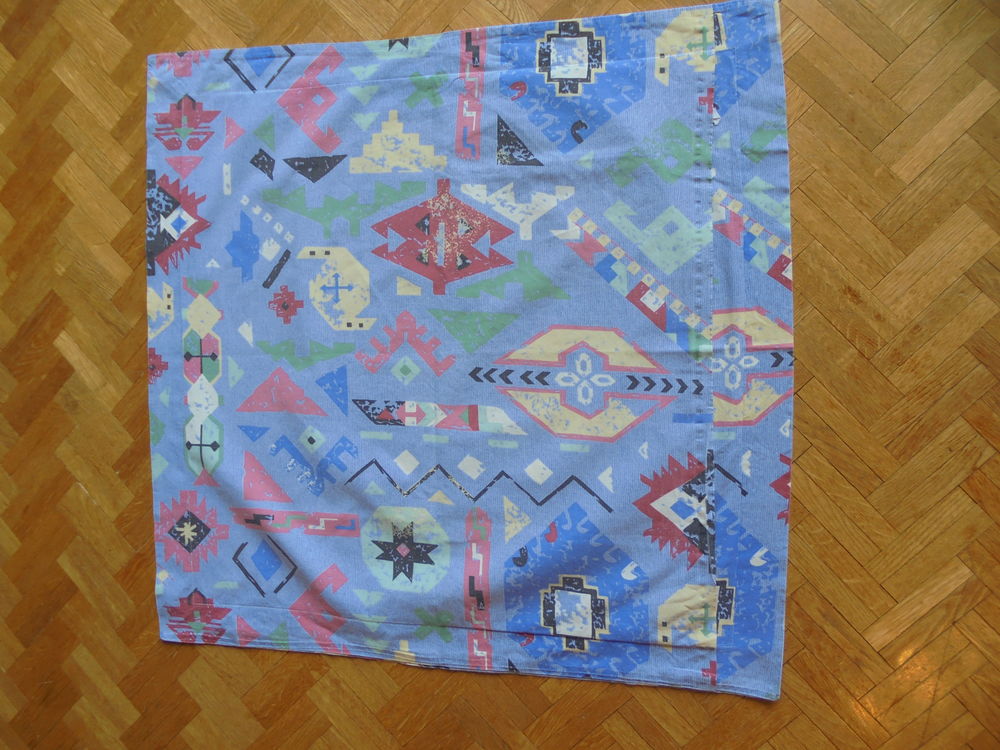 Parure motifs g&eacute;om&eacute;triques sur fond bleu Décoration