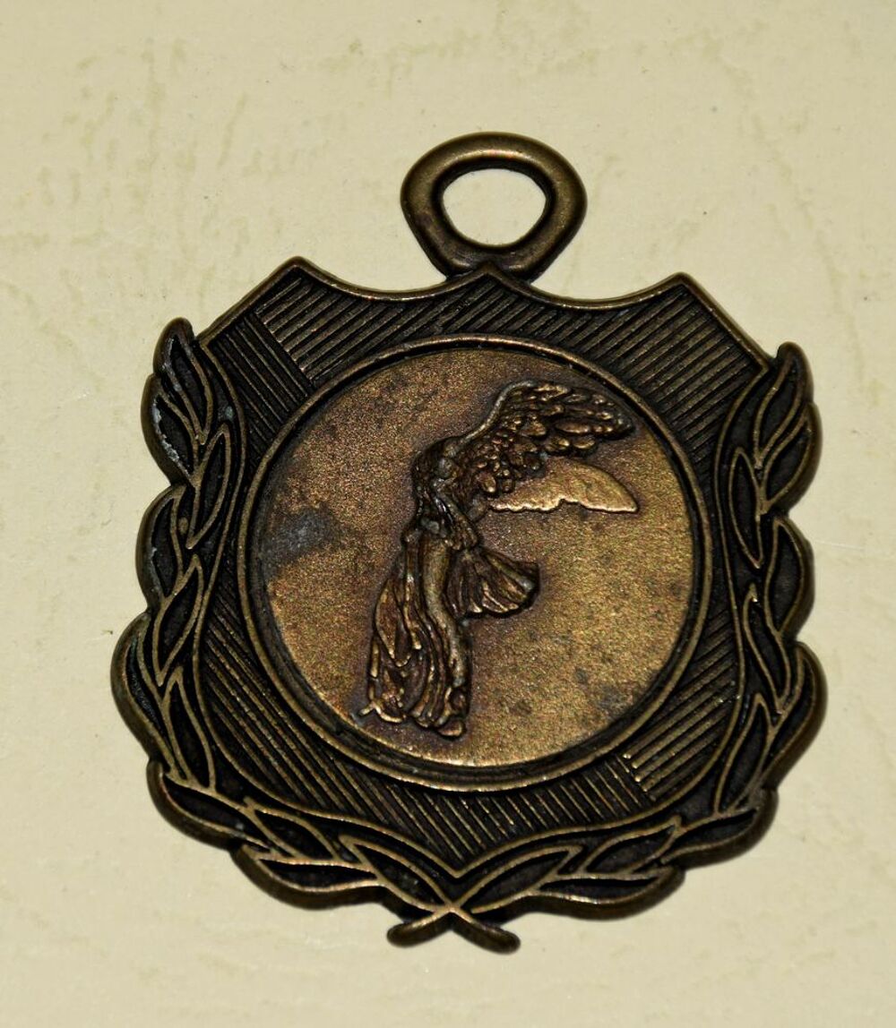 M&eacute;daille ancienne Type Victoire de Samothrace. 