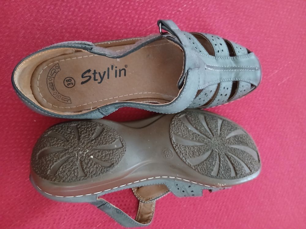 Une paire de chaussures d'&eacute;t&eacute; Femme Chaussures