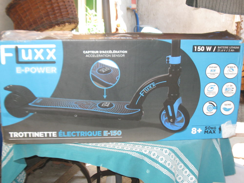 Trottinette &eacute;lectrique batterie/chargeur &agrave; r&eacute;parer. Sports