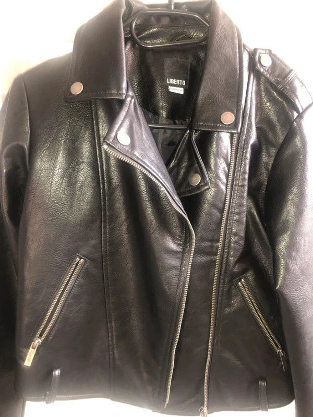 Blouson en similicuir Liberto 14 ans en tbe &agrave; 10 euros
Vêtements enfants