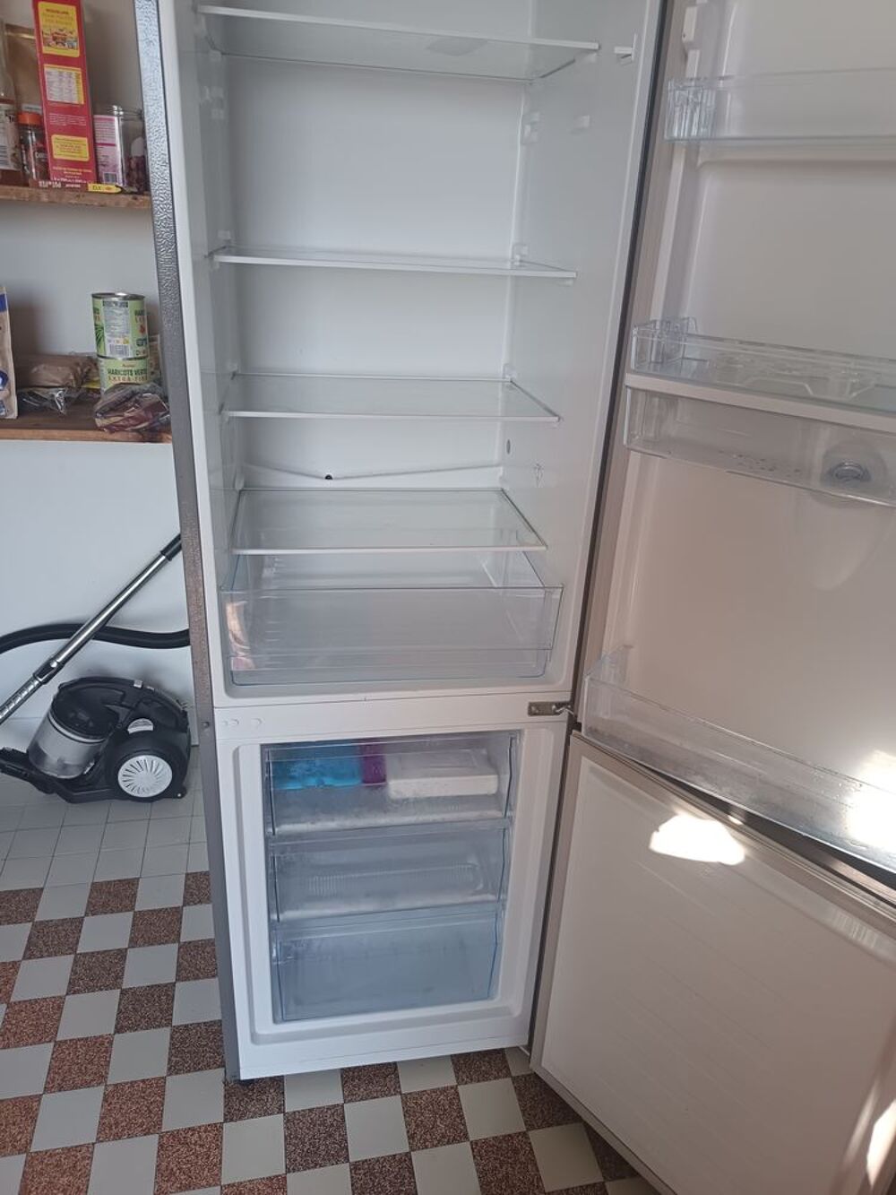 R&eacute;frig&eacute;rateur Hisense gris avec distributeur Electroménager