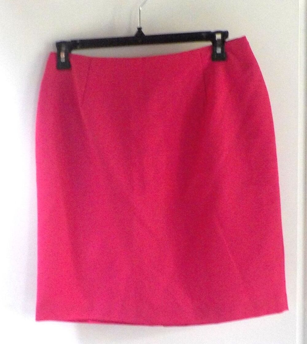 JUPE ROSE 3 SUISSES TAILLE 46 Vêtements