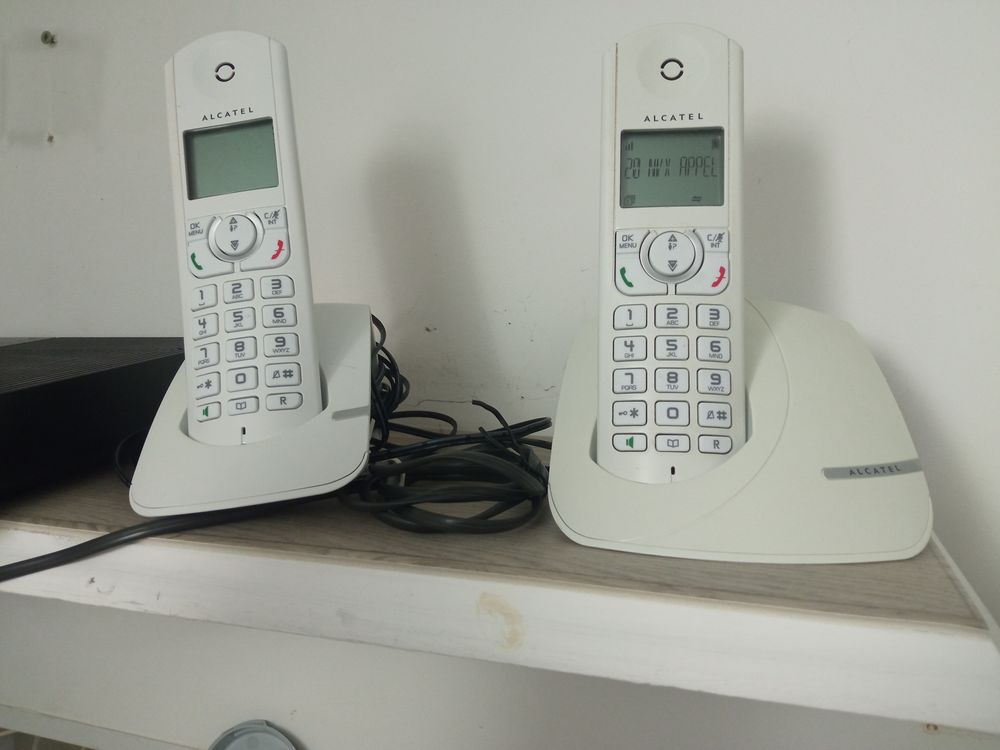 Lot de 2 t&eacute;l&eacute;phones fixes Tlphones et tablettes