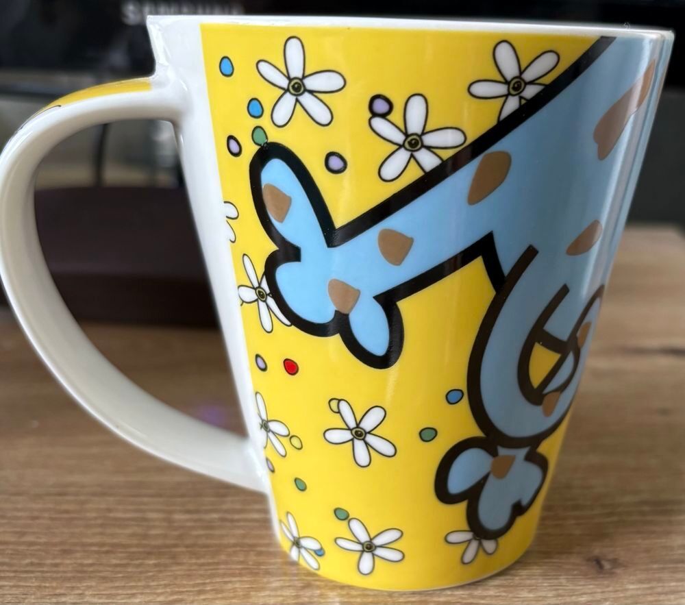 Grand mug en c&eacute;ramique illustr&eacute; avec un chien et des marguerites jaune, neuf Bijoux et montres