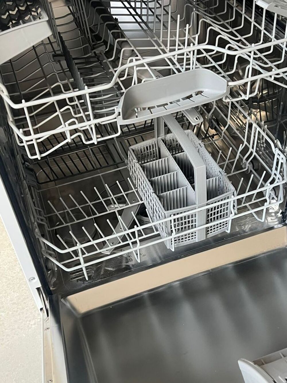 Lave vaisselle et refrig&eacute;rateur freezer Electrom�nager