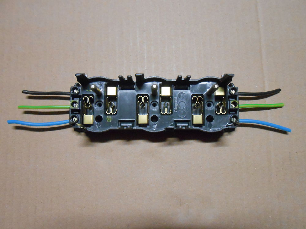 BLOC PRISES LEGRAND 74 181 (121)
Bricolage