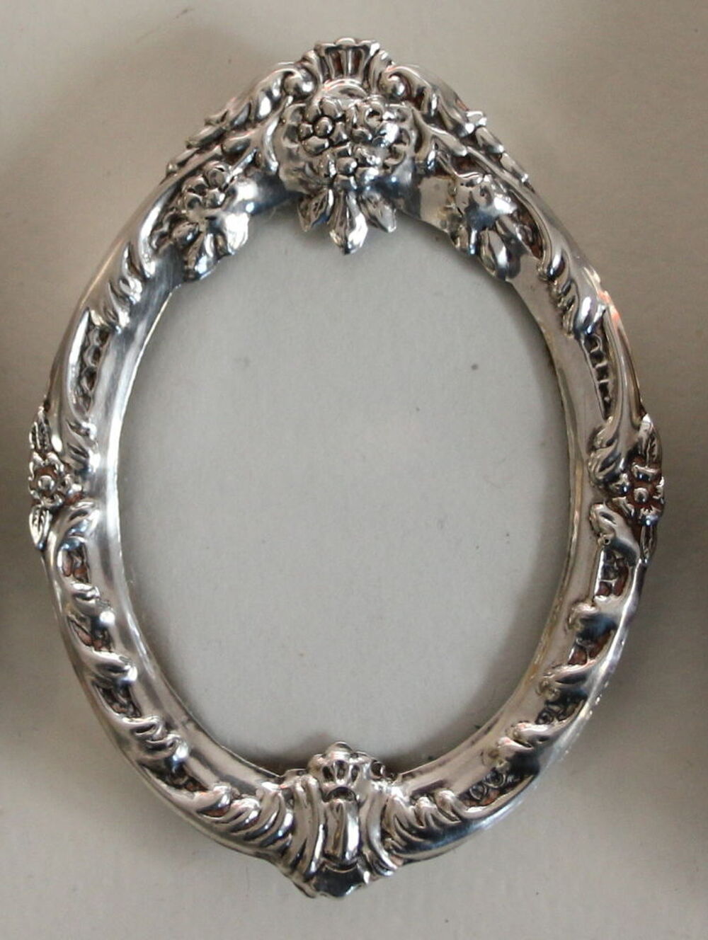 1 petit cadre photo ovale en argent sterling repouss&eacute; D�coration