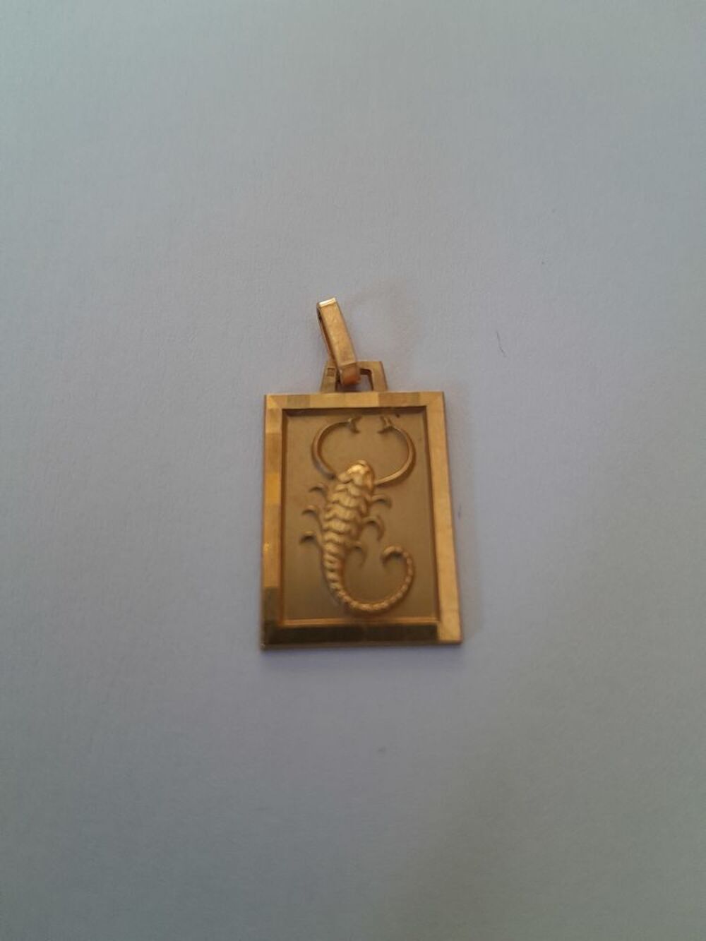 M&eacute;daille du zodiaque Scorpion Bijoux et montres