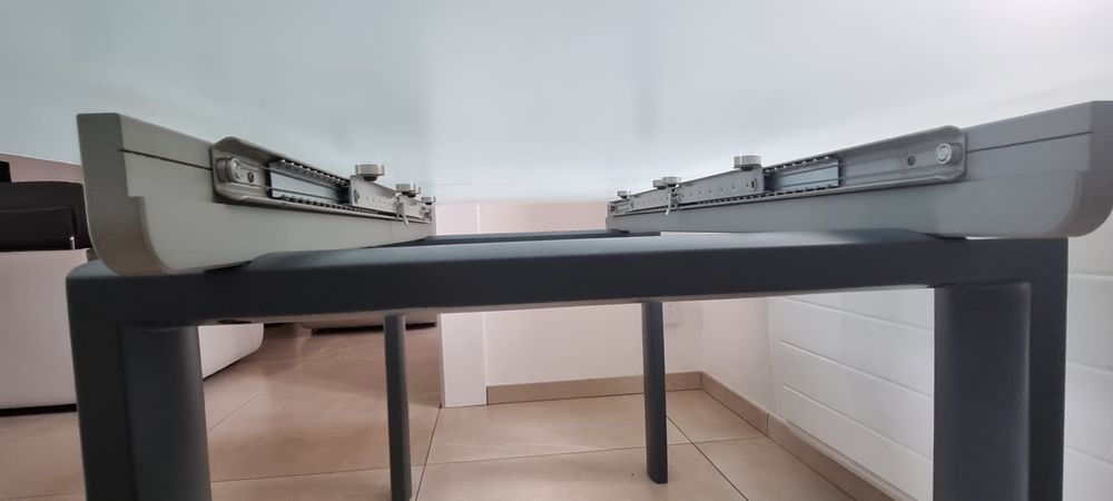 Table &agrave; manger en verre d&eacute;poli design extensible synchronis&eacute; Meubles