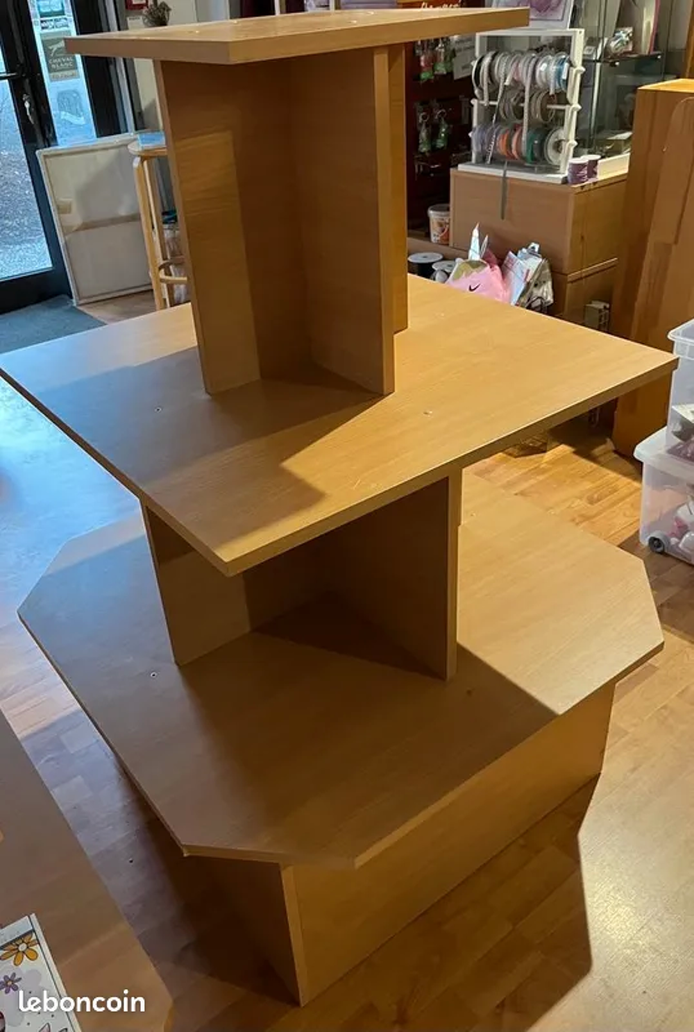 Meuble pr&eacute;sentoir en bois.Plateau 90cm au plus grand 72cm 39 Meubles