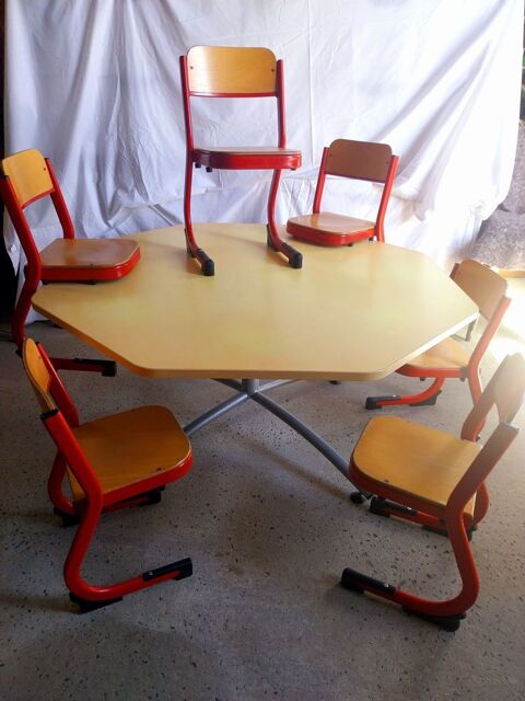 Ensemble table + 4 chaise matériel pro Mées (40)