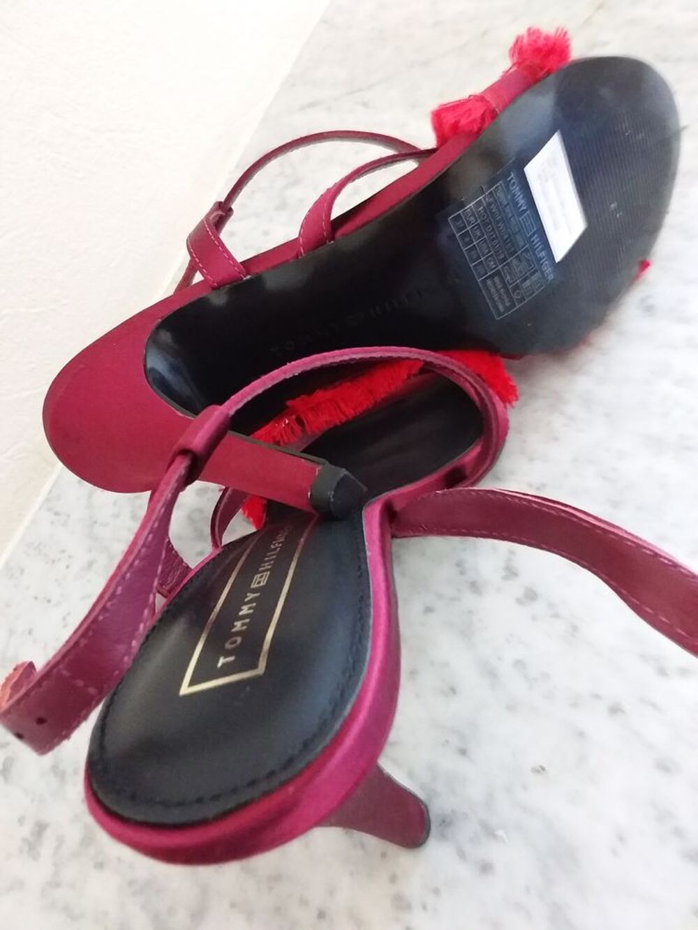 TOMMY HILFIGER PAIRE ROUGE POINTURE 38
50 EUROS Chaussures