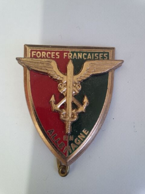 Insigne militaire des forces Franaises en Allemagne 13. 25 Le Pecq (78)