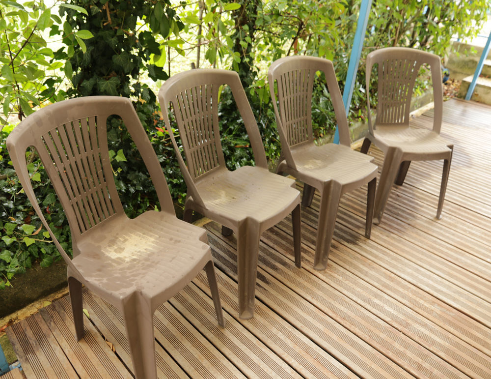4 chaises plastiques ext&eacute;rieures teinte chocolat Meubles