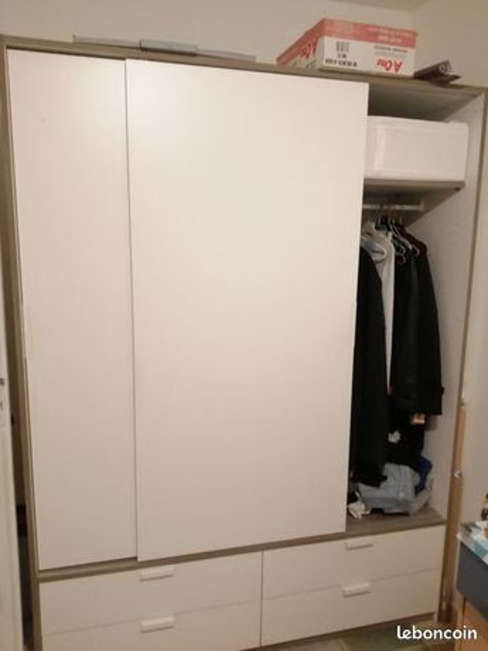 GRANDE ARMOIRE POUR CHAMBRE
Meubles