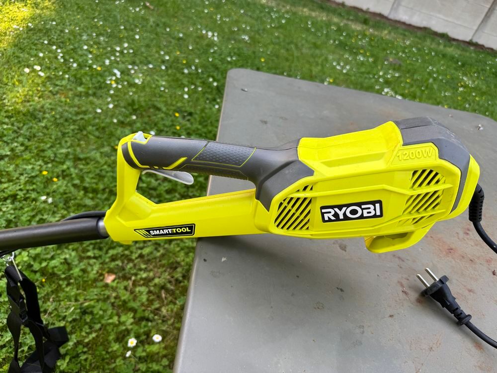  D&eacute;broussailleuse ryobi Jardin