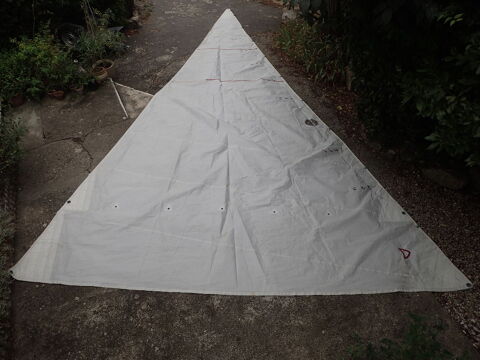 voiles d'avant � mousquetons pour un Aquila R�gate. 350 N�mes (30)