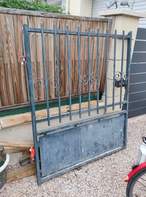 Portillon fer plein, trs lourd,  repeindre 50 Narbonne (11)