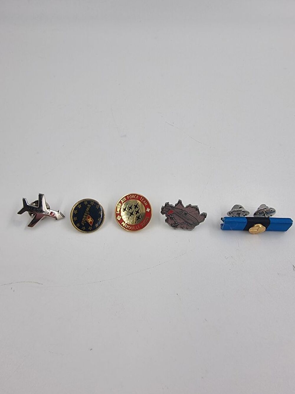 Lot de 4 pin's suisse 