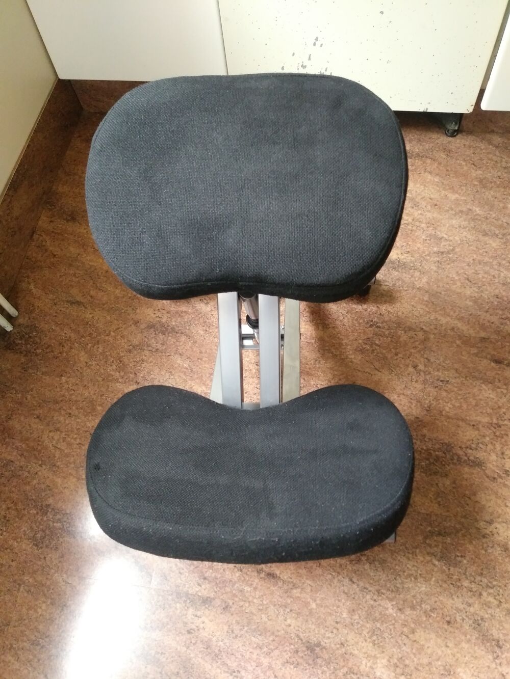 Chaise ergonomique sur les genoux Meubles