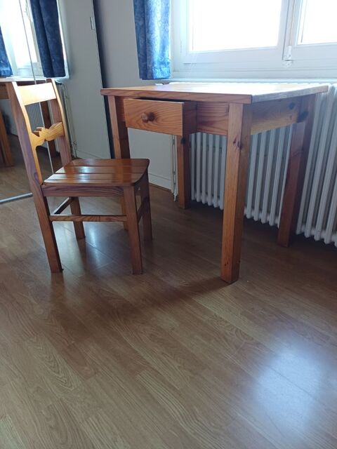 BUREAU EN PIN MASSIF AVEC TIROIR DE RANGEMENT ET SA CHAISE
100 Beaujeu-Saint-Vallier-Pierrejux-et-Quitteur (70)
