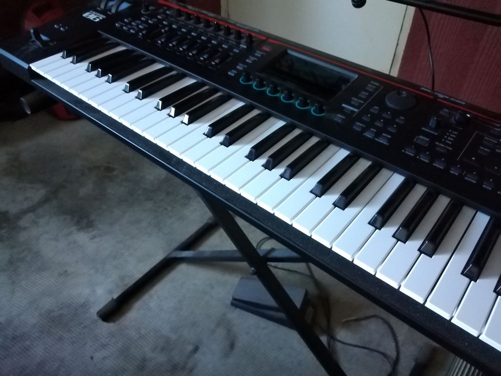 SYNTHETISEUR ROLAND FAMTOM 06 Instruments de musique