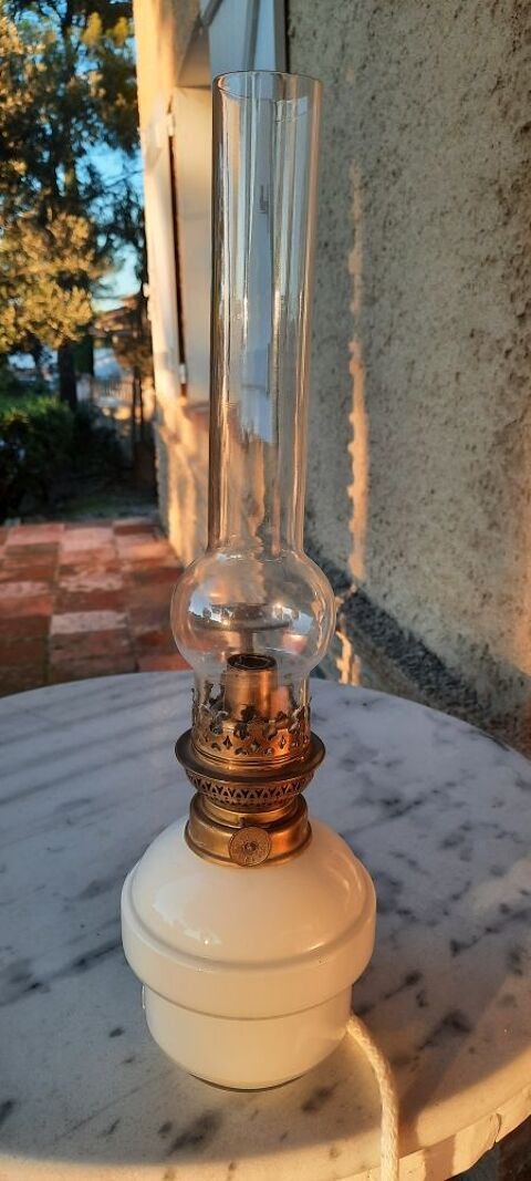 ancienne lampe à  pétrole en opaline 5 Marseille 5 (13)