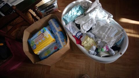 Gros lot de 100 vetements.  120 Unieux (42)