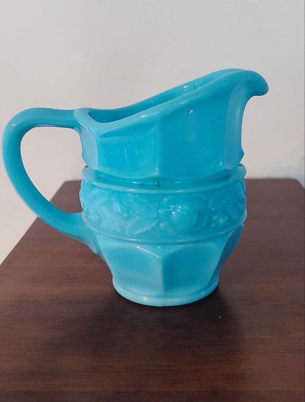 Pichet , cr&eacute;mier en opaline vintage 