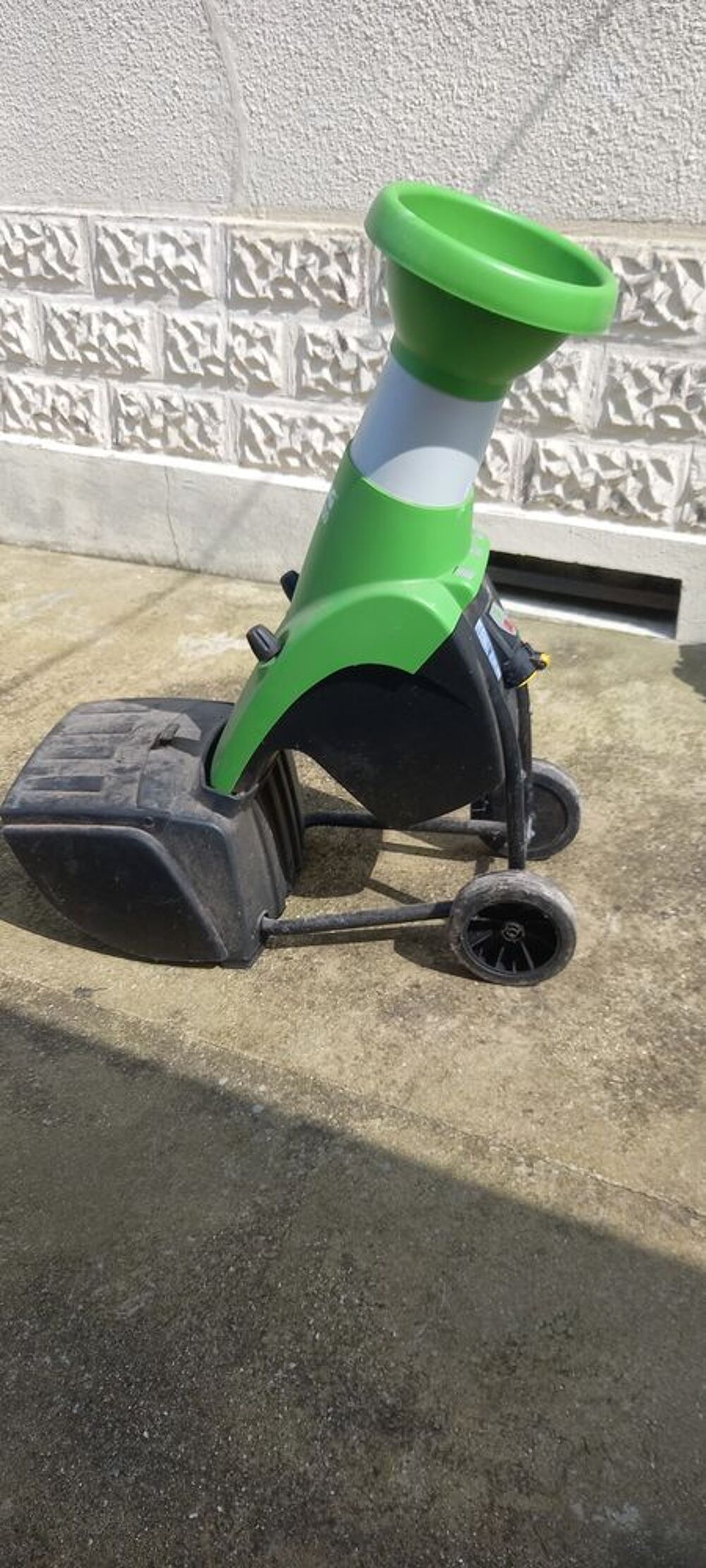 Broyeur de v&eacute;g&eacute;taux Viking 
puissance : 2,1 kw
Achet&eacute; 450 € Jardin