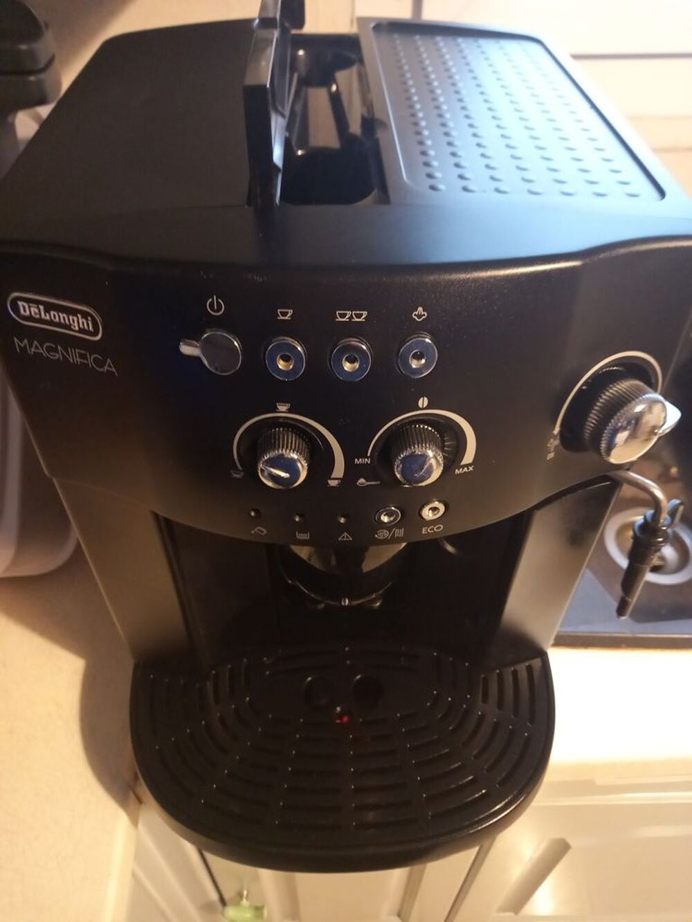 Machine a caf&eacute; grain Delonghi magnifica Electroménager