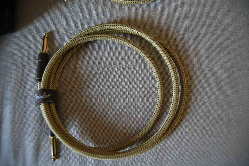 ampli guitare &eacute;lectrique + p&eacute;dale r&eacute;verb&eacute;ration + c&acirc;bles Instruments de musique