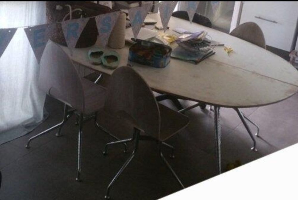 Belle table de salle &agrave; manger et 3 chaises pivotantes Meubles