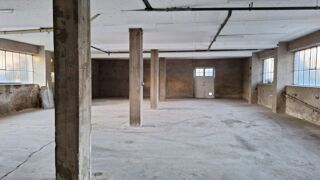  Remise / Grange à louer 2 pièces 300 m²