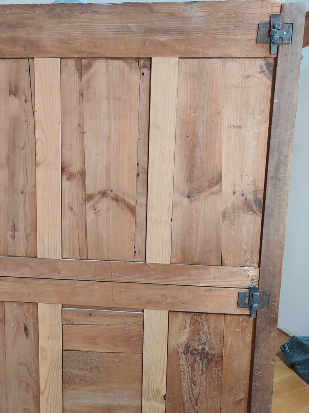 Armoire ancienne en noyer d&eacute;montable. Meubles