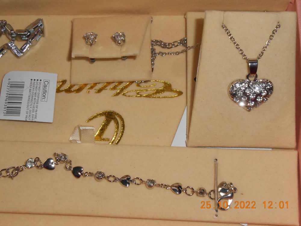 parure de bijoux couleur argent fantaisie dans son &eacute;crin Bijoux et montres