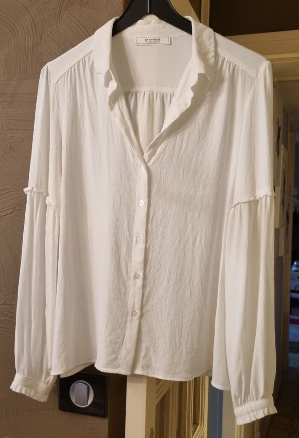 Tr&egrave;s jolie chemise en cr&ecirc;pe. Taille 42 Vtements