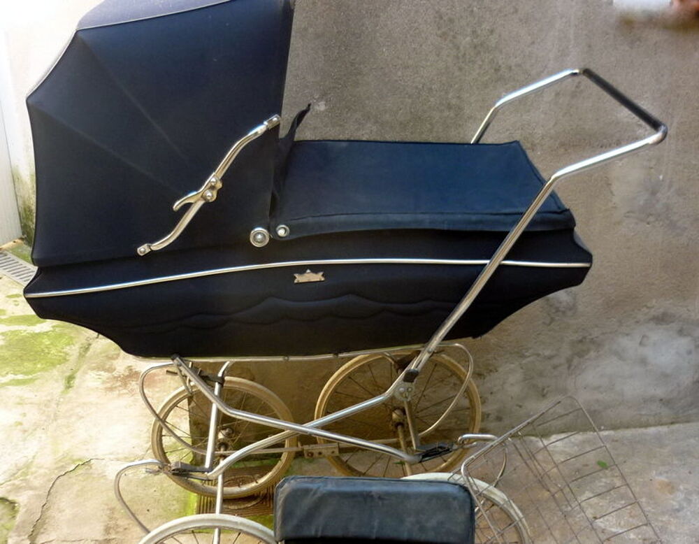 2 landaus ancien. 60€ un ... 100 € les deux + Cadeau Mobilier enfants