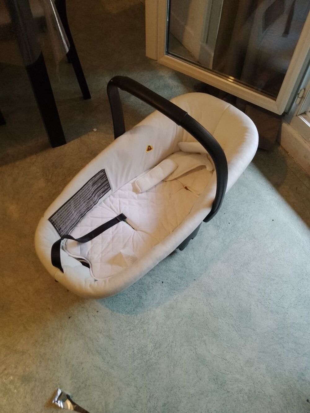 nacelle b&eacute;b&eacute; convient pour attache ISOFIX pour la voiture et on dehors de la voiture Puériculture
