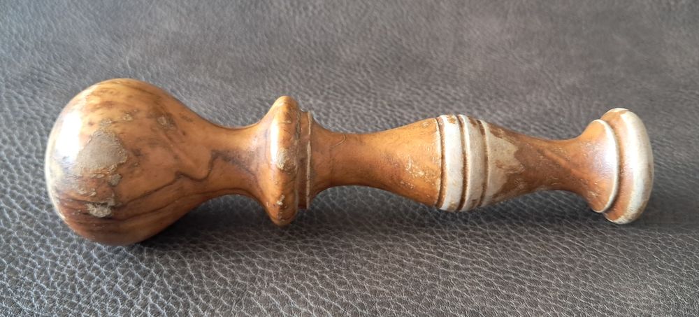 creuset et pilon en bois tourn&eacute; ancien vintage Décoration