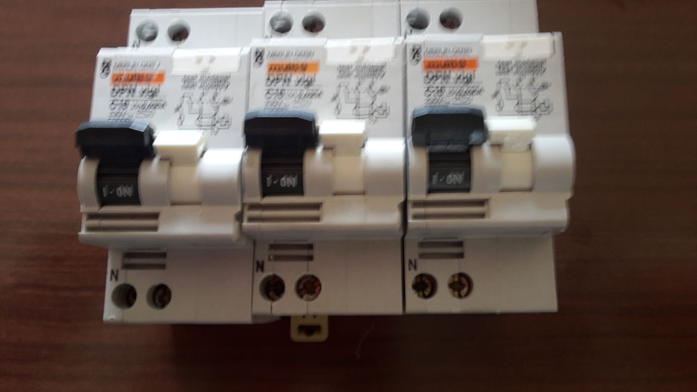 3 disjoncteurs diff&eacute;rentiels monoph&eacute;s 16A -DPN VIGI 30ml Bricolage