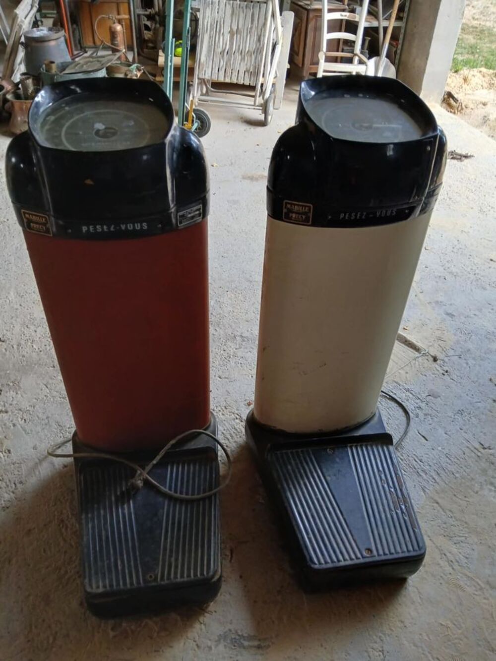 Deux balances de pharmacie. D�coration