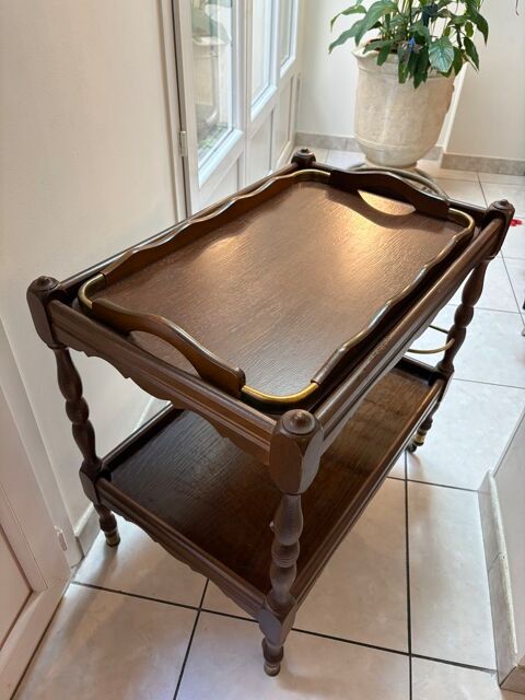 Jolie desserte sur roulettes en ch�ne fonc� avec plateau Monteux (84)